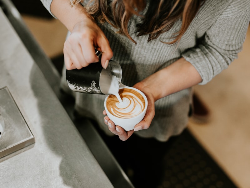 Notre barista préparant un café de spécialité