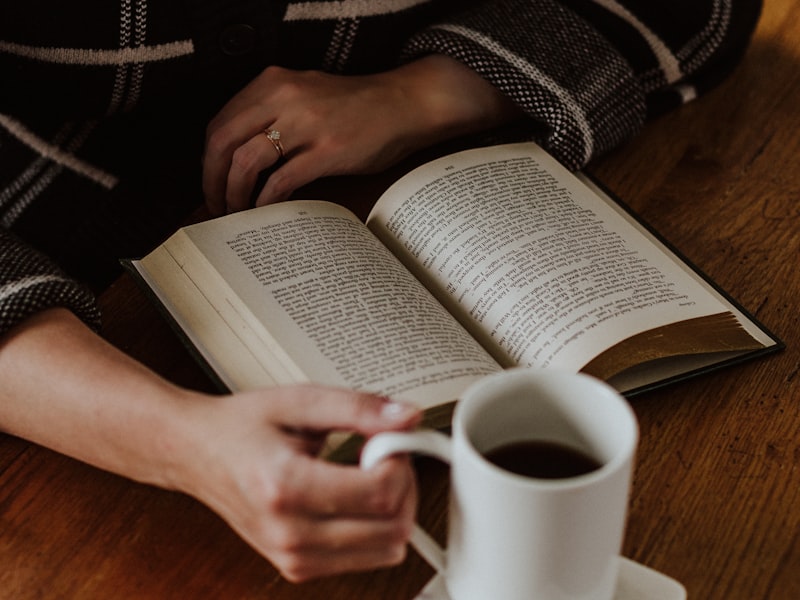 Coin lecture cosy avec livre et tasse de café