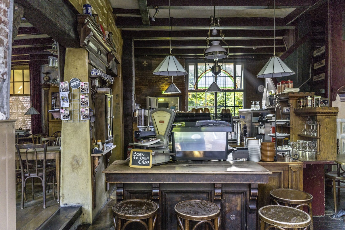 Intérieur chaleureux du Café Cosy avec tables en bois