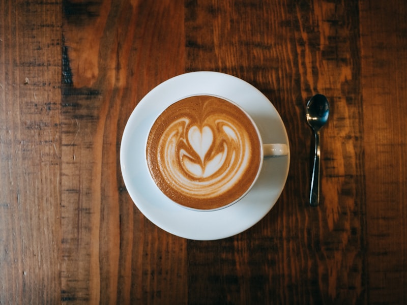 Cappuccino avec latte art servi en salle